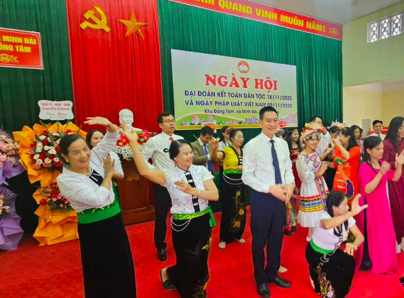 Các đ/c lãnh đạo Đảng ủy, HĐND, UBND, UBMTTQ xã cùng tham gia nắm tay diễn xướng bài ca kết đoàn cùng đội văn nghệ của khu dân cư.