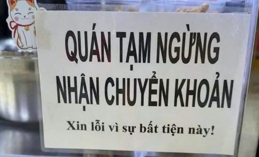 Nhiều cửa hàng treo biển ngừng nhận chuyển khoản.