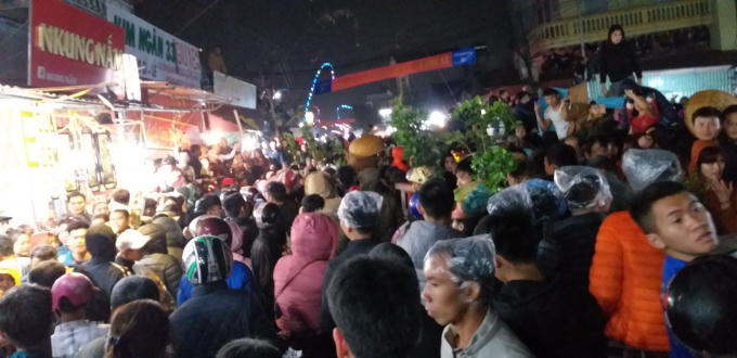 Không quản trời mưa ngày càng nặng hạt, du khách đổ về đây ngày một đông.