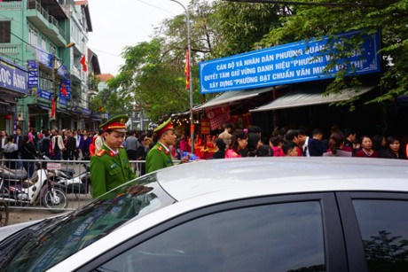 CBCS Công an tại chốt cổng Phủ Tây Hồ luôn luôn phải đi nhắc nhở các phương tiện di chuyển đúng hướng để tránh ùn tắc giao thông cục bộ