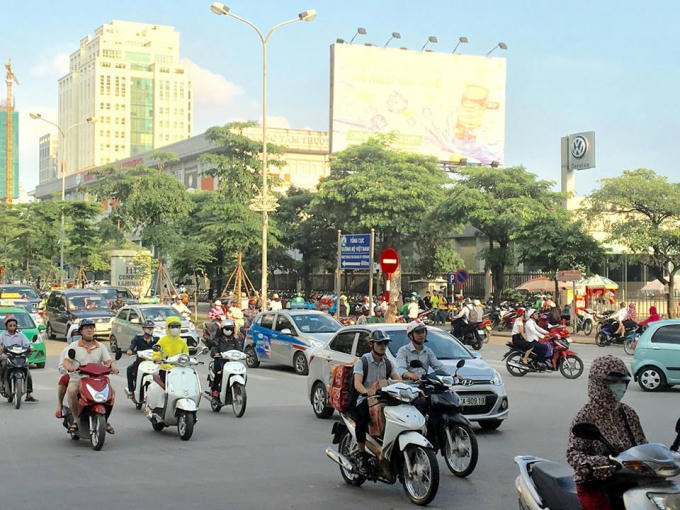 D&ograve;ng người đổ về cửa ng&otilde; thủ đ&ocirc;.