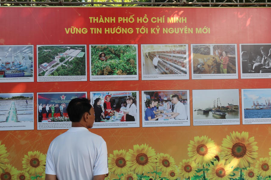 Người dân tham quan tại buổi triển lãm