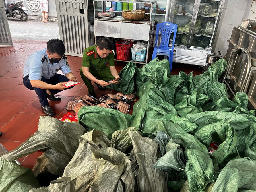 Lực lượng CATP Hà Nội phối hợp với đơn vị liên quan kiểm tra lô hàng