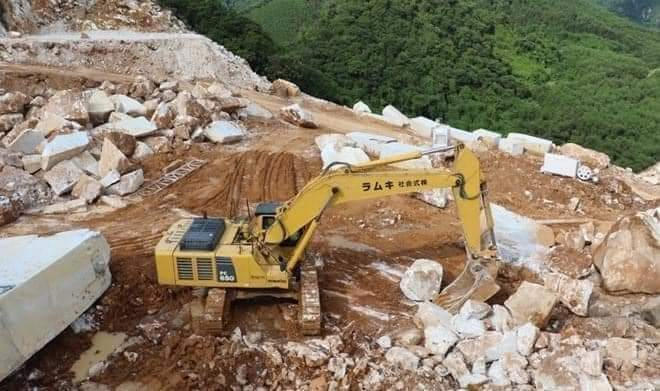 Đá trắng bị khai thác nham nhở