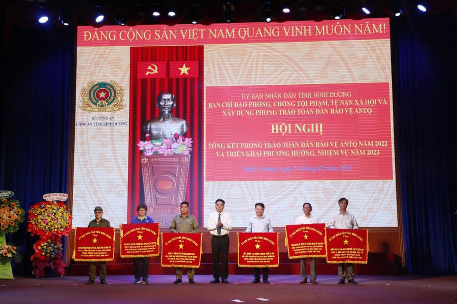 UBND tỉnh Bình Dương tặng 06 Cờ thi đua xuất sắc cho các đơn vị có thành tích xuất sắc trong phong trào bảo vệ ANTQ