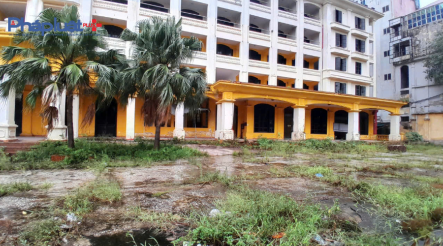 Cả khu vực bên trong lẫn bên ngoài khách sạn đều xuống cấp, nhiều mảng tường bong tróc, cửa kính vỡ, khuôn viên bị cỏ dại bao phủ. Một phần tầng 1 của khách sạn được cải tạo thành mặt bằng để cho thuê.