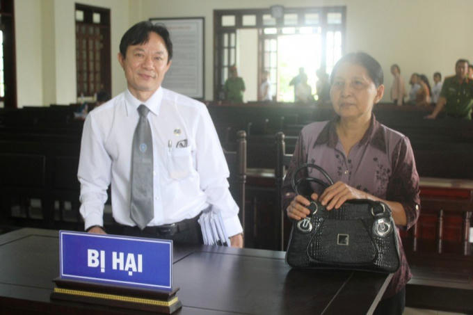 Bà Thủy cùng luật sư Nguyễn Đình Hải tham gia bảo vệ quyền và lợi ích hợp pháp cho bị hại tại phiên tòa.