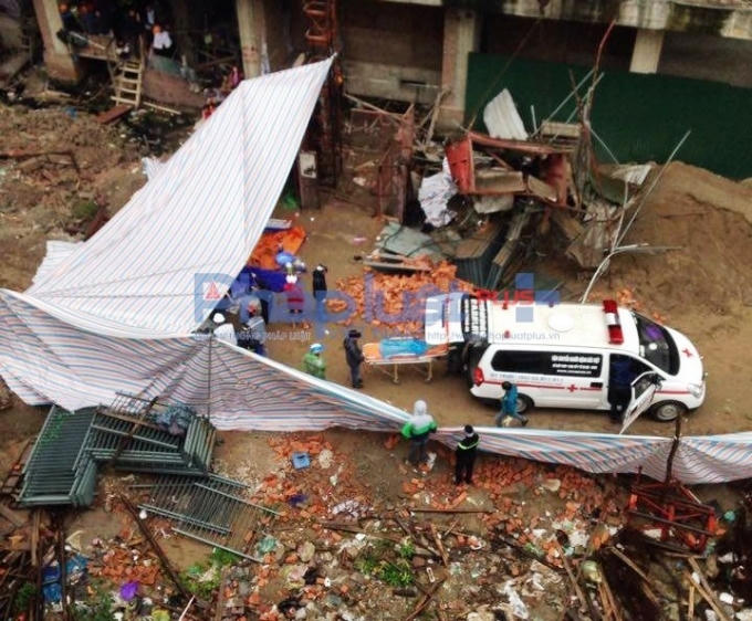 Các nạn nhân được đưa lên xe cứu thương.