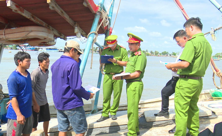 Cán bộ, chiến sĩ Công an tỉnh Cà Mau thu thập thông tin tàu cá, kết hợp tuyên truyền lưu động các quy định pháp luật về biển và đại dương.