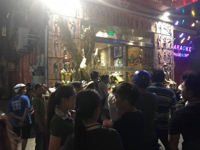 Hàng trăm người hiếu kỳ theo dõi vụ việc.