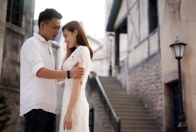 Lã Thanh Huyền ngại ngùng hôn Hồng Đăng