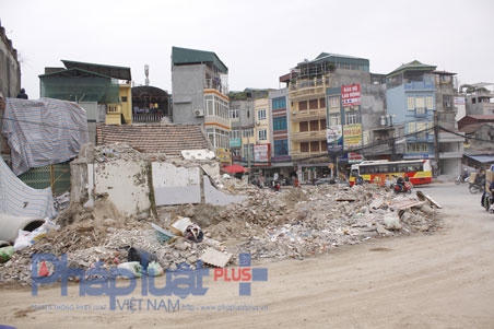 Một số ngôi nhà chưa chịu chế độ đền bù thỏa đáng làm cho công tác giải phóng mặt bằng gặp nhiều khó khăn, chậm chạp .