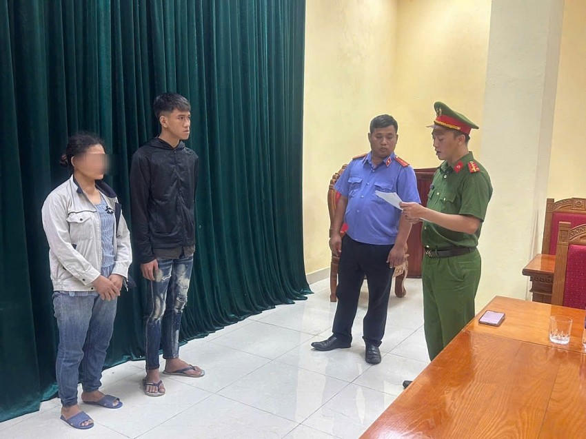 Cơ quan Cảnh sát điều tra Công an tỉnh Phú Thọ tống đạt Quyết định khởi tố vụ án, khởi tố bị can đối với Đào Công Tùng về tội giao xe cho người không đủ điều kiện điều khiển phương tiện tham gia giao thông. Ảnh Công an Phú Thọ