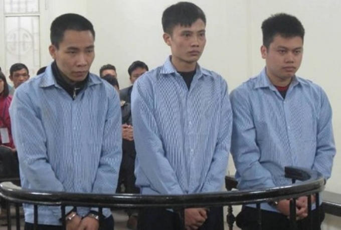 Các bị cáo trước vành móng ngựa trong phiên tòa