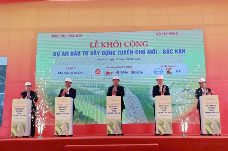 Các đại biểu nhấn nút khởi công xây dựng dự án đường Chợ Mới - Bắc Kạn. (Ảnh: Báo Bắc Kạn)