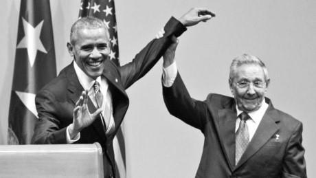 Chủ tịch Cuba Raul Castro nắm tay Tổng thống Mỹ Barack Obama rồi giơ cao trong buổi họp báo chung ở Havana hôm 21/3. Ảnh: Getty Images.