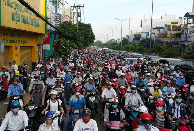 Ðường Trường Sơn dẫn vào sân bay Tân Sơn Nhất thường xuyên xảy ra tình trạng kẹt xe.