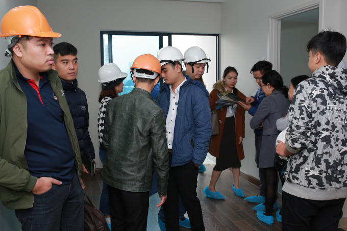 Khách hàng hào hứng khi mục sở thị căn hộ thực tế.