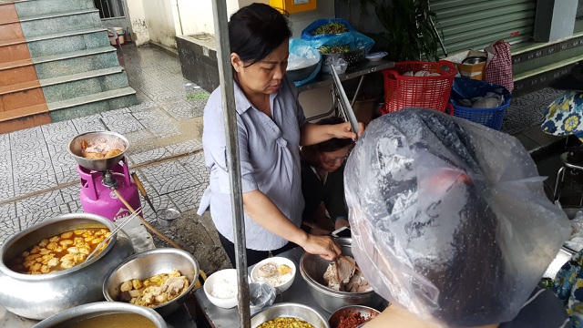 Quán bún bò Huế trên đường Mai Thúc Loan đông khách vì các hàng quán đồ ăn đã nghỉ bán