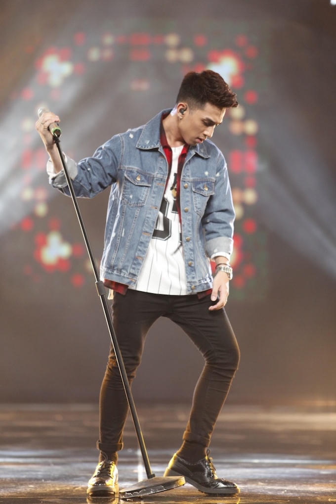 Vietnam Idol 2016: “Chàng trai bún bò” Bá Duy thể hiện “đẳng cấp ca sĩ” trong liveshow đầu tiên