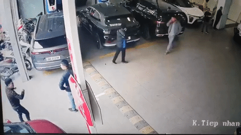 Tài xế bị người đàn ông ''tung cước'' đạp vào đầu ở một showroom ô tô.