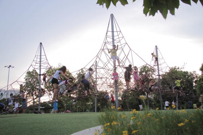 Đã xế chiều nhưng nhiều em nhỏ vẫn còn thích thú với không gian ở đây, là nơi mọi người rèn luyện sức khỏe và có một địa điểm lý tưởng để cho các bé vui chơi trong những ngày nắng nóng của mùa hè!