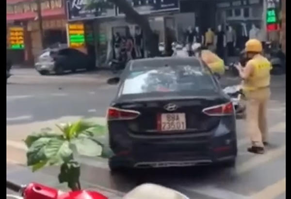 Chiếc xe ô tô và iện trường vụ việc.