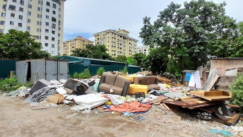 Nhà quây tôn, rác thải đổ trên đất dự án gây ô nhiễm, mất mỹ quan đô thị.