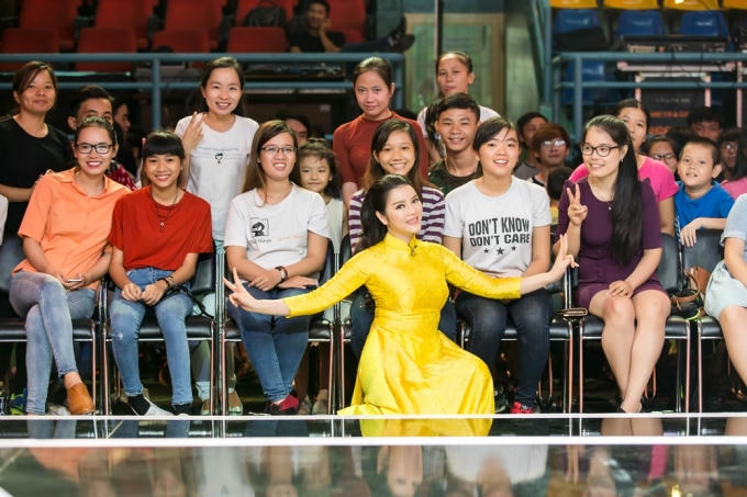 Lý Nhã Kỳ đẹp hút mắt, trổ tài vũ đạo gây bất ngờ