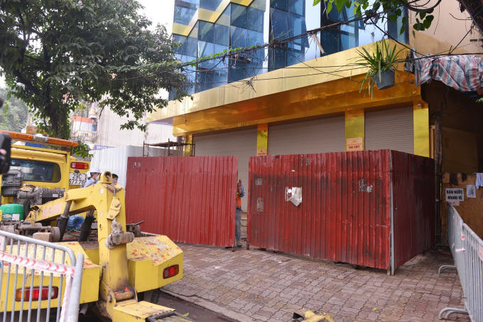 Thực hiện rào chắn khu vực phá dỡ để đảm bảo an toàn về người và tài sản