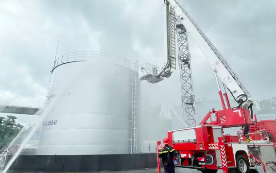 Diễn tập phương án chữa cháy, cứu nạn, cứu hộ và ứng phó sự cố tràn dầu tại Công ty TNHH Một thành viên Petrolimex Quảng Ninh.