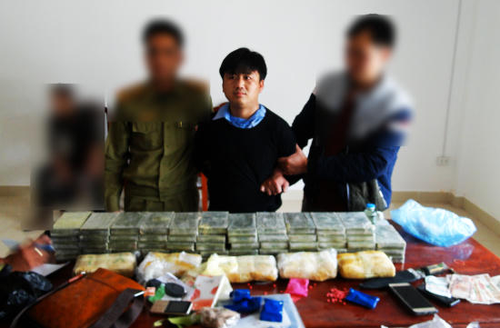 Đối tượng Giàng A Tú và tang vật của vụ án tại cơ quan điều tra (ảnh Anh Dũng).