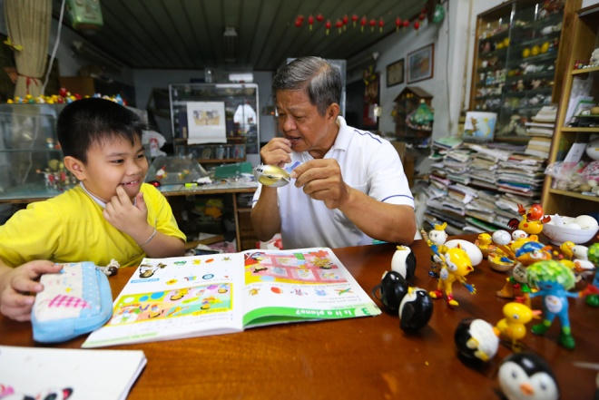 Vốn là một giáo viên tiếng Anh, khi về hưu vào năm 1990 ông Tâm dạy kèm ngoại ngữ cho học trò cho đến bây giờ. Để truyền hứng thú cho học trò và có hình minh họa cho những bài giảng, ông nảy ra ý tưởng tạo những nhân vật, vật dụng… có trong bài học ở sách.