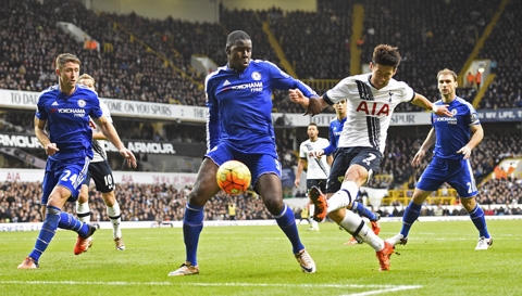 Một pha bóng nguy hiểm của Gà trống Tottenham
