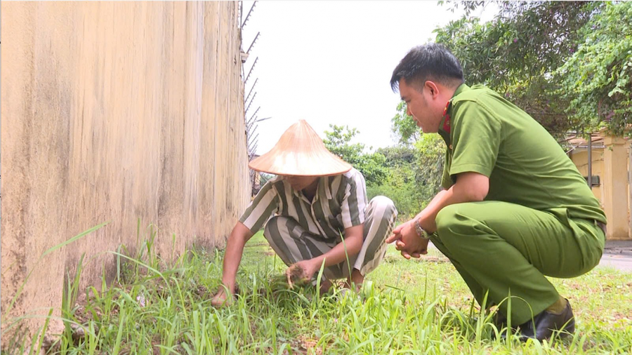 Gần gũi, chia sẻ, động viên phạm nhân cải tạo tốt. Ảnh: CAHN