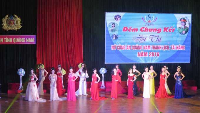 Top 15 thí sinh xuất sắc trình diễn tiết mục trang phục dạ hội trong đêm chung kết.