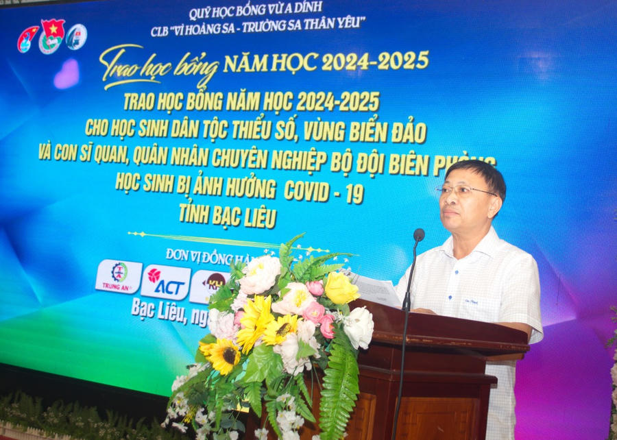 Ông Dương Hồng Tân - Phụ trách Sở Giáo dục và Đào tạo tỉnh Bạc Liêu, báo cáo tóm tắt kết quả học tập của học sinh nhận học bổng của Quỹ Vừ A Dính và CLB “Vì Hoàng Sa-Trường Sa thân yêu” năm học 2023 - 2024 đến nay.