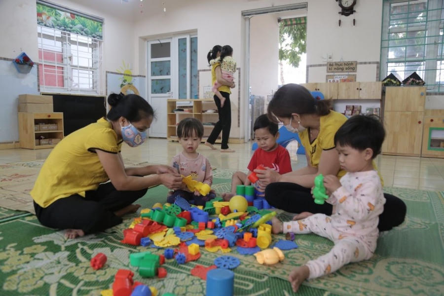 Ảnh minh họa cô giáo và học sinh mầm non hà Nội. (Thanh Nga)