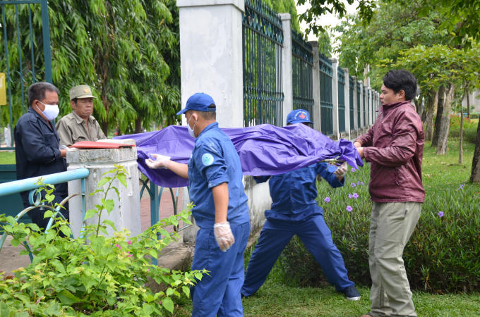 Tới trưa nay, thi thể nạn nhân được đưa về nhà xác bệnh viện.
