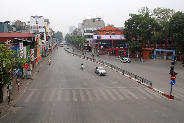 Phố Chùa Bộc lúc 7h40 vẫn vắng vẻ.