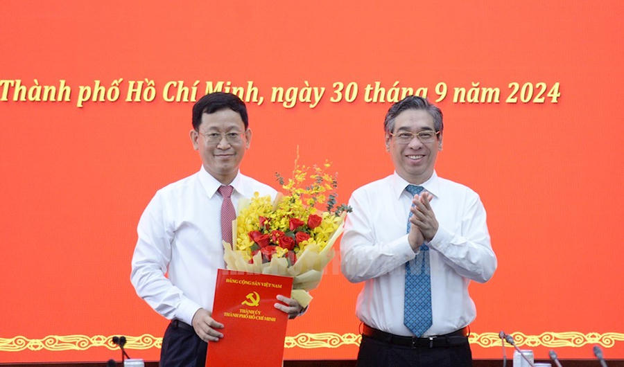 Ông Trần Quốc Trung (bên trái) nhận quyết định làm Phó bí thư thường trực Thành ủy Thủ Đức. (Ảnh: Chinh phủ)