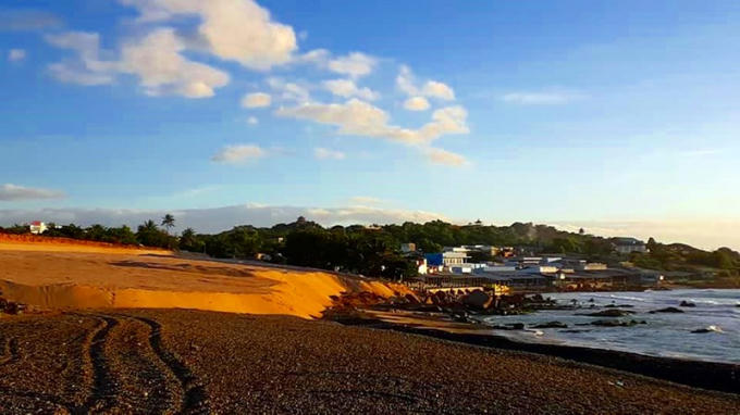 Hiện trường vụ san lấp một đoạn bãi đá bảy màu. 