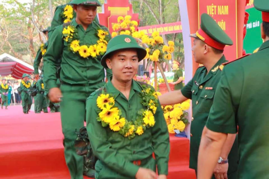 Tân binh hăng hái lên đường nhập ngũ.