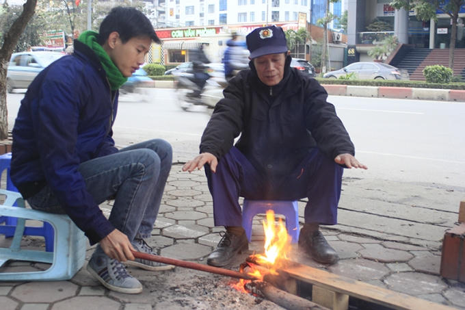 Trong khi nhiều tỉnh vùng núi phía Bắc đã xuất hiện băng giá lạnh buốt thì ngay tại thủ đô, cái lạnh khiến những ai phải mưu sinh ngoài trời phải tìm tới những đống lửa như thế này để chống chọi với cái rét.