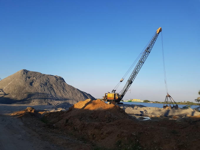 Song song với nhà xưởng, công trình phụ trợ vi phạm thì bến thủy nội địa Nguyễn Thị Nga cũng đã hết thời hạn hoạt động hơn một năm nay, nhưng ghi nhận vào giữa tháng 3/2019 thì bến vẫn hoạt động bình thường.