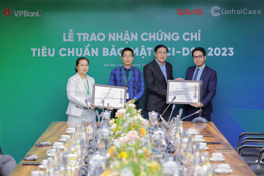 Đại diện ControlCase và SAVIS GROUP trao chứng chỉ PCI DSS cho VPBank