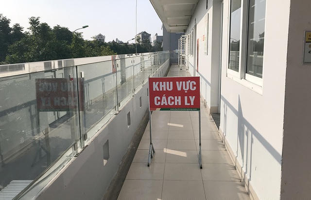 Khu cách ly của Bệnh viên Đa khoa Đức Giang được bố trí ở khu nhà hai tầng. Hiện nay, trang thiết bị y tế để theo dõi và điều trị bệnh nhân nhiễm Covid-19 đã được bố trí đầy đủ để luôn sẵn sàng ứng phó khi có bệnh nhân.