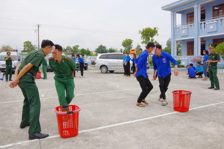 Các trò chơi nhân gian được các đơn vị tổ chức trong Chương trình “Xuân biên phòng ấm lòng người dân bản”.