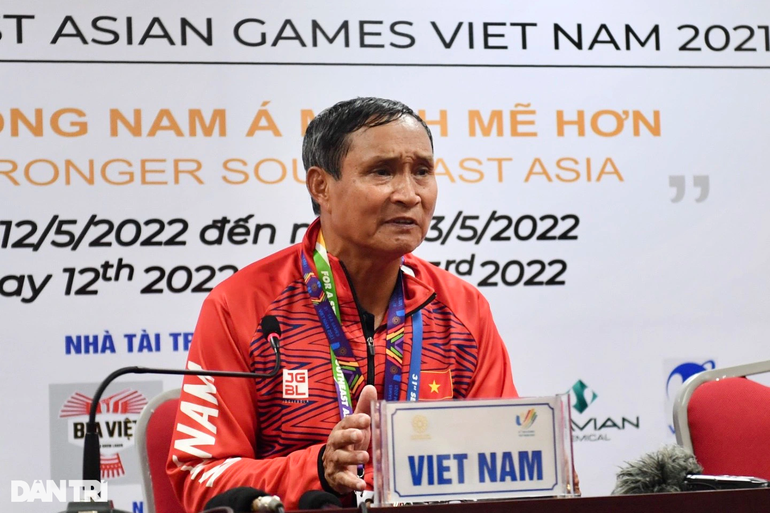 HLV Mai Đức Chung hạnh phúc với tấm HCV SEA thứ 7 của bóng đá nữ Việt Nam (Ảnh: Tiến Tuấn).