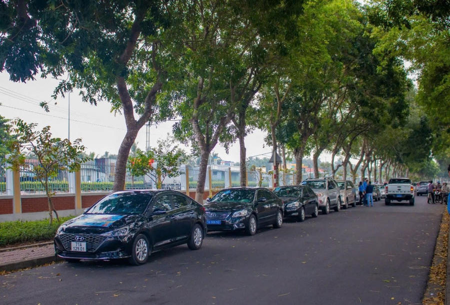 Hành trình "Công đoàn Bến Tre Caravan năm 2025" xuất phát từ khu công nghiệp Giao Long di chuyển đến 03 khu di tích lịch sử như Đền thờ Cụ Huỳnh Tấn Phát (huyện Bình Đại); Đền Thờ cụ Nguyễn Đình Chiểu (huyện Ba Tri) và Đền thờ Trung tướng Đồng Văn Cống (huyện Giồng Trôm)
